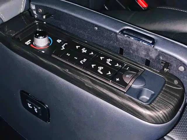 Lexus LM — Фото автомобиля 9