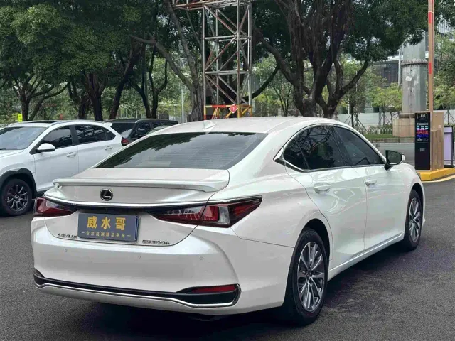 Lexus ES — Фото автомобиля 7