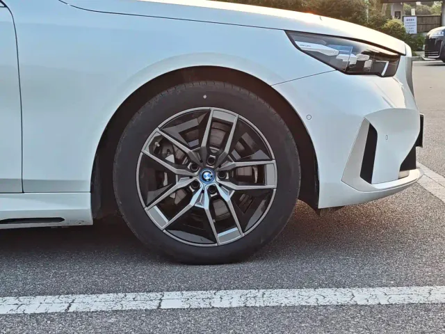 BMW i5 — Фото автомобиля 12