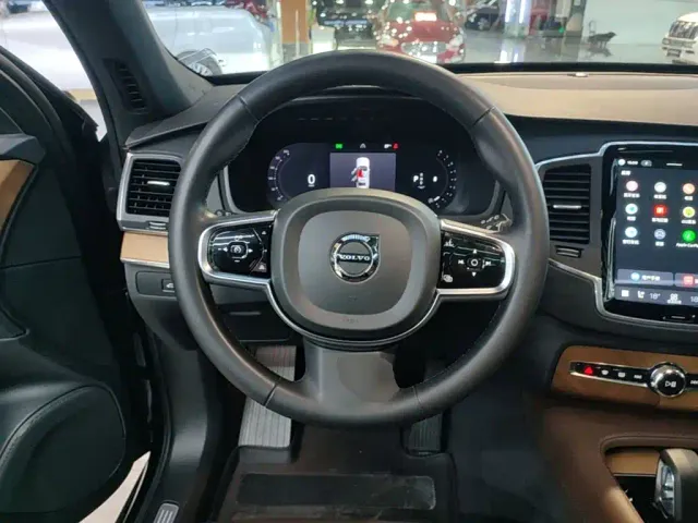 Volvo XC90 — Фото автомобиля 10