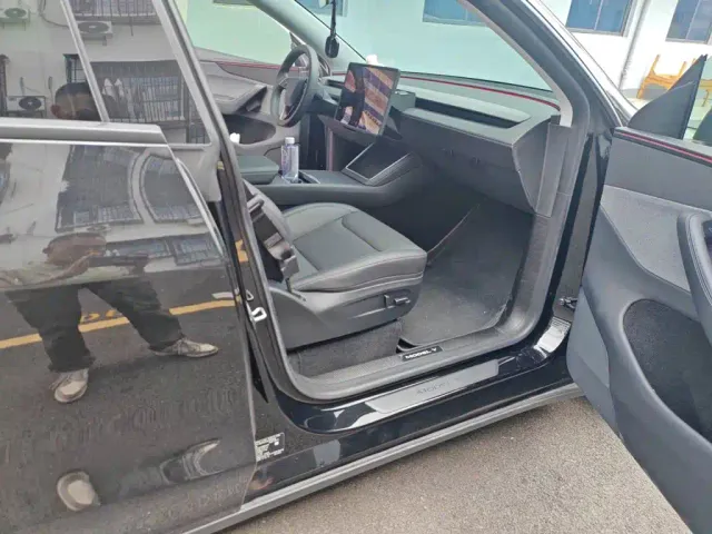 Tesla Model Y — Фото автомобиля 19