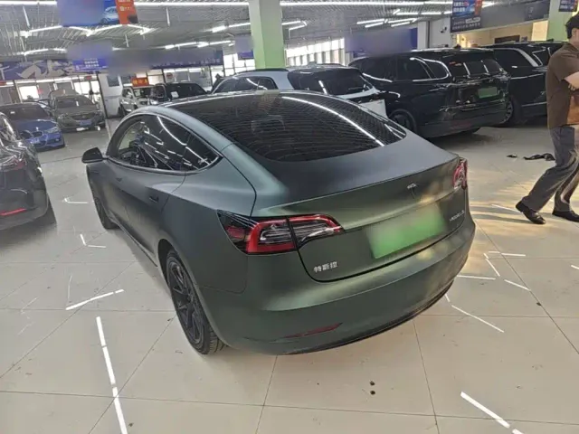Tesla Model 3 — Фото автомобиля 4