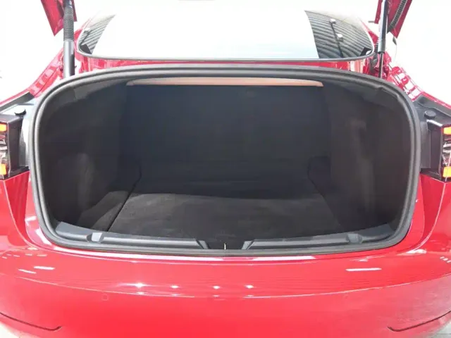 Tesla Model 3 — Фото автомобиля 18