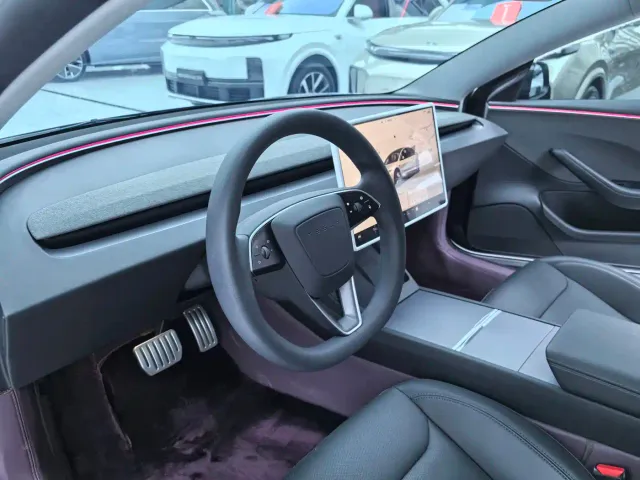 Tesla Model 3 — Фото автомобиля 5