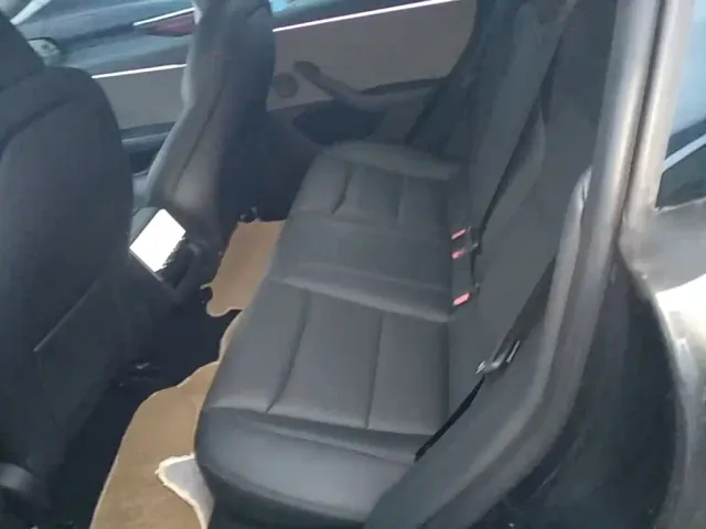 Tesla Model 3 — Фото автомобиля 16