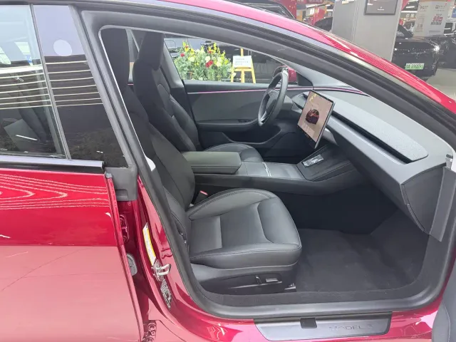 Tesla Model 3 — Фото автомобиля 13