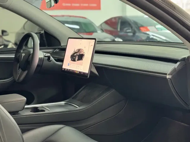 Tesla Model Y — Фото автомобиля 8