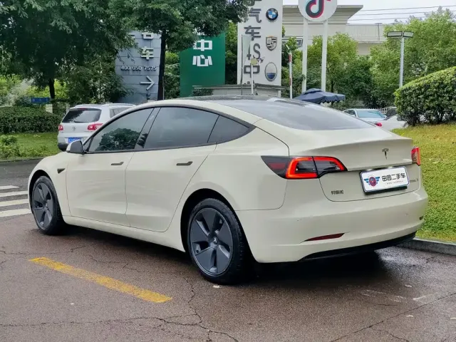 Tesla Model 3 — Фото автомобиля 4