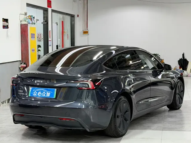 Tesla Model 3 — Фото автомобиля 4