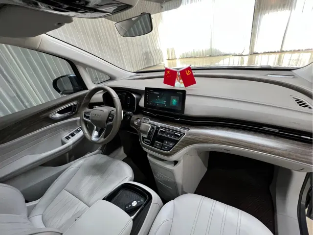 Roewe iMAX8 — Фото автомобиля 20