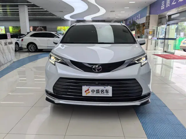 Toyota Sienna — Фото автомобиля 2