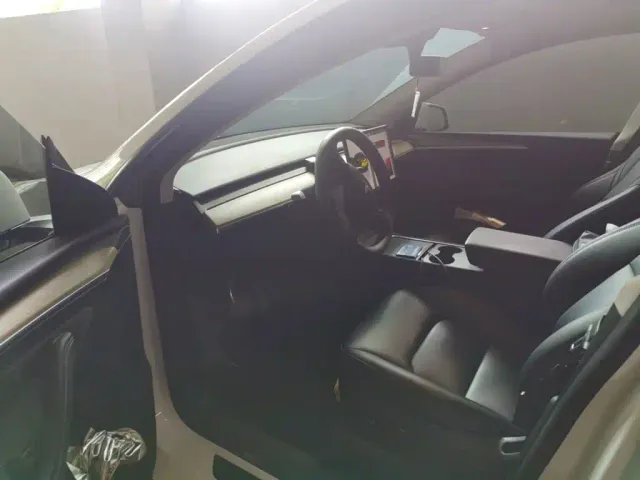 Tesla Model Y — Фото автомобиля 13