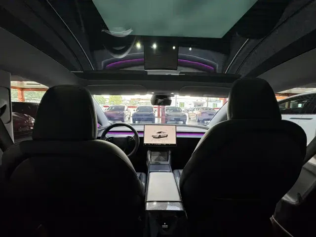 Tesla Model 3 — Фото автомобиля 17