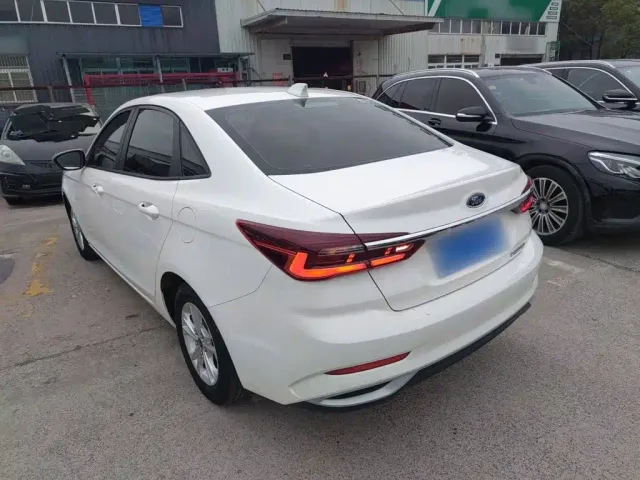 Ford Escort — Фото автомобиля 22