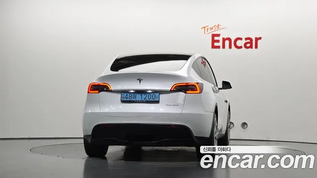 Tesla Model Y — Фото автомобиля 3