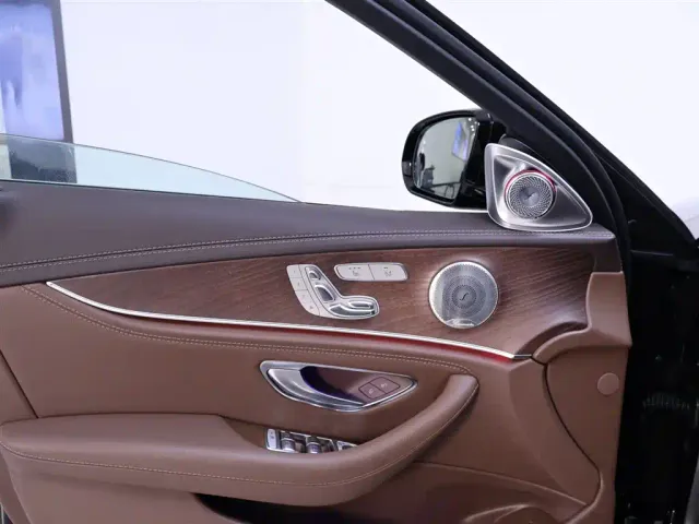 Mercedes-Benz E-Class — Фото автомобиля 17