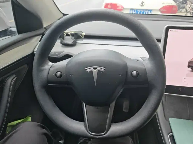 Tesla Model Y — Фото автомобиля 15