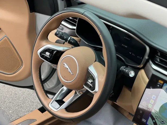 Jaguar XFL — Фото автомобиля 7