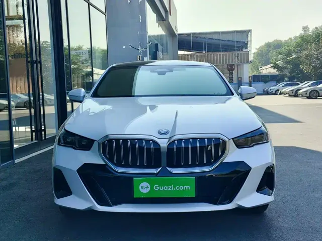 BMW i5 — Фото автомобиля 2