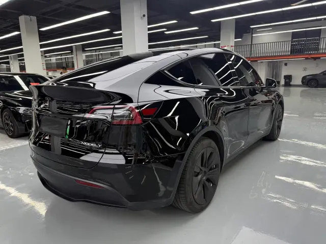 Tesla Model Y — Фото автомобиля 23