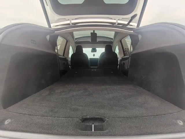 Tesla Model Y — Фото автомобиля 18