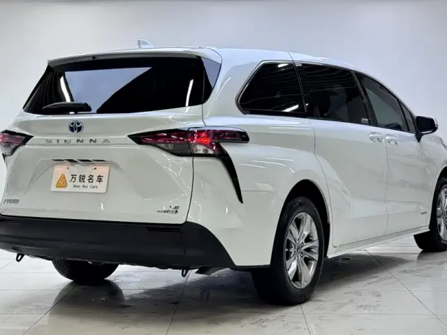 Toyota Sienna — Фото автомобиля 3