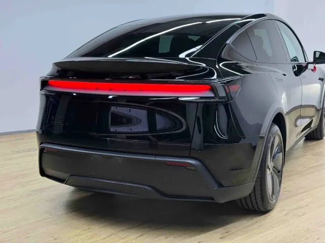 Tesla Model Y — Фото автомобиля 24