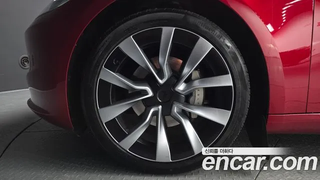 Tesla Model 3 — Фото автомобиля 5