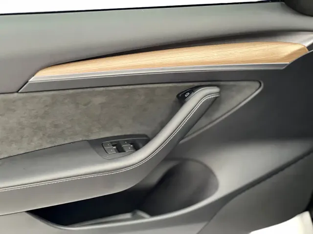 Tesla Model 3 — Фото автомобиля 11