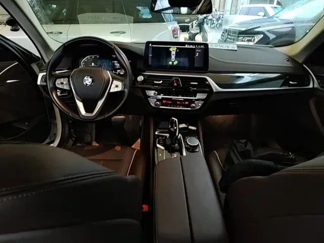 BMW 5 Series — Фото автомобиля 9