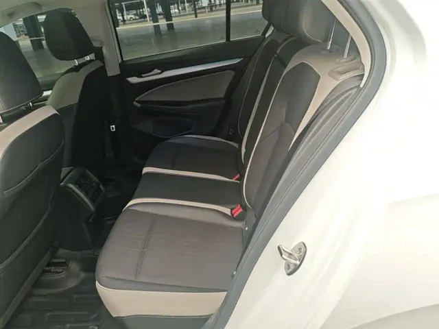 Volkswagen Golf — Фото автомобиля 16