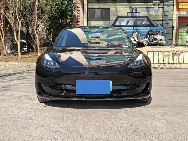 Tesla Model 3 — Фото автомобиля 2