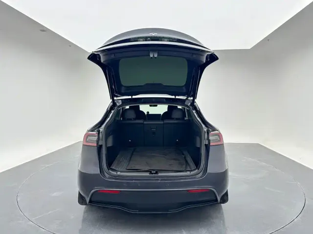 Tesla Model Y — Фото автомобиля 18