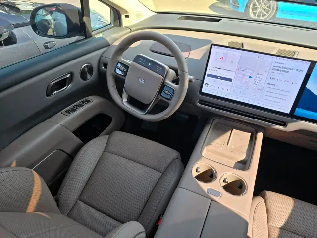 Li Auto i8 — Фото автомобиля 15