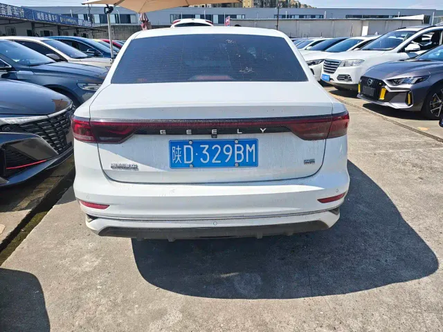 Geely Emgrand — Фото автомобиля 15