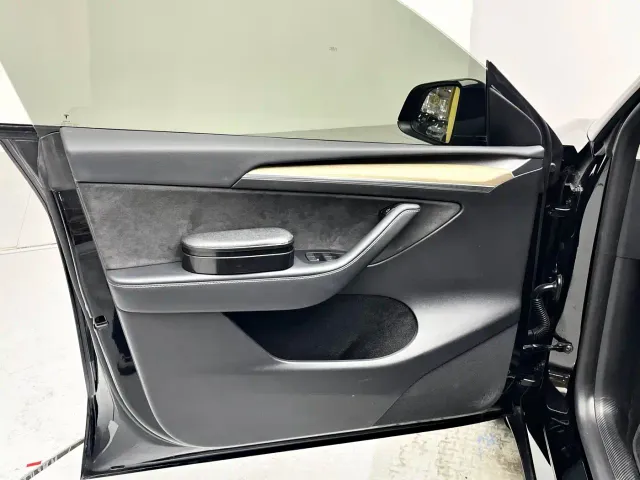Tesla Model Y — Фото автомобиля 8