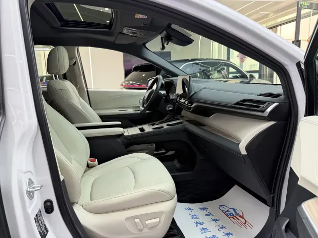 Toyota Sienna — Фото автомобиля 6