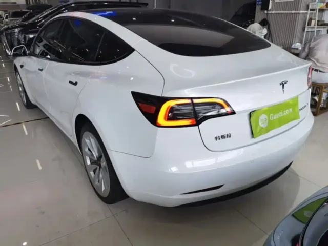 Tesla Model 3 — Фото автомобиля 4