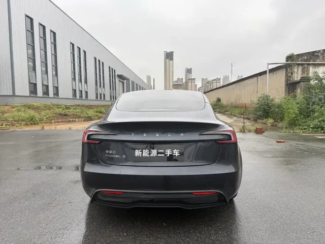 Tesla Model 3 — Фото автомобиля 8