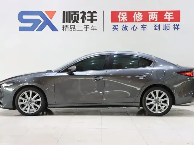 Mazda Axela — Фото автомобиля 4