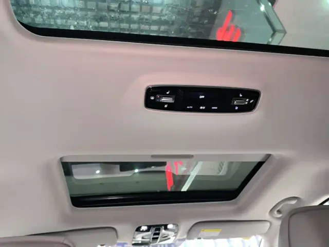 Roewe iMAX8 — Фото автомобиля 17