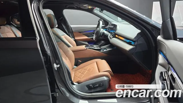 BMW 5-Series 5 серия (G60) 530i xDrive M Sport — Фото автомобиля 25