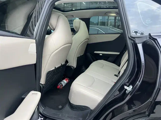 Mazda EZ-60 — Фото автомобиля 6