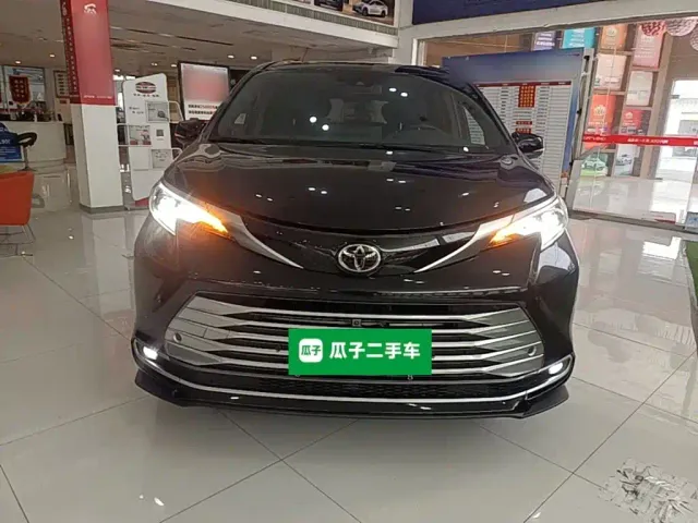 Toyota Sienna — Фото автомобиля 2