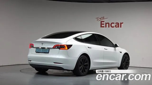 Tesla Model 3 — Фото автомобиля 2