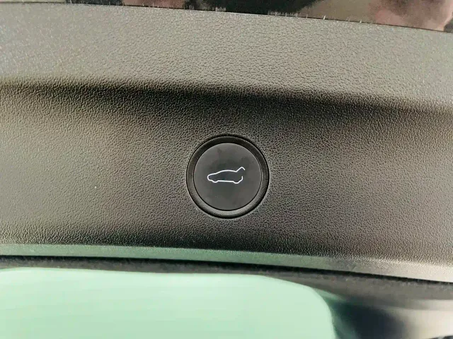 Tesla Model Y — Фото автомобиля 13