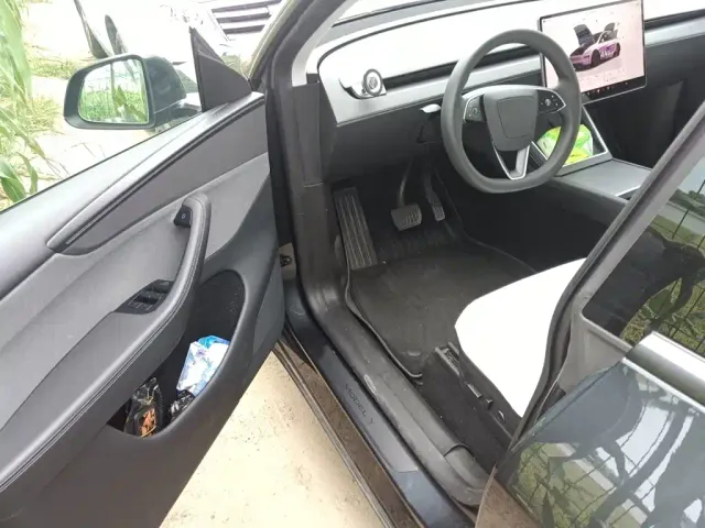 Tesla Model Y — Фото автомобиля 12