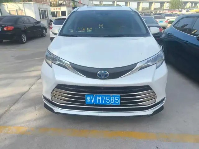 Toyota Sienna — Фото автомобиля 2