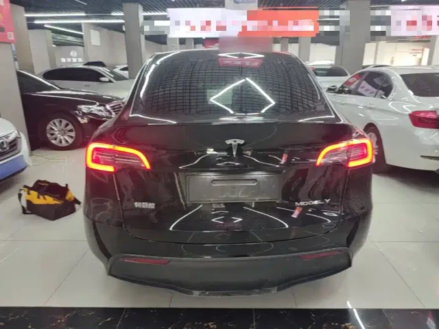 Tesla Model Y — Фото автомобиля 5
