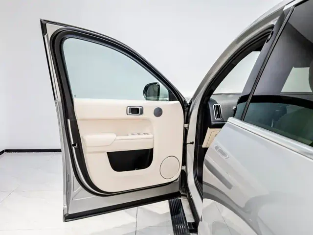 Li Auto L8 — Фото автомобиля 8